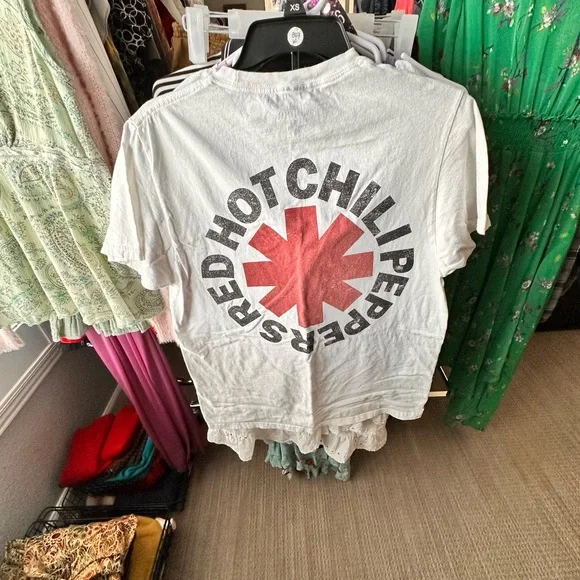 #57 Unisex Red Hot Chili Peppers t-shirt with a graphic design in Size M. - Picture 2 of 2